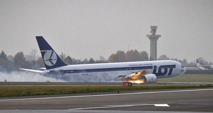 Một chiếc Boeing 767 của hãng hàng không Ba Lan buộc phải hạ cánh khẩn cấp tại sân bay quốc tế ở Warsaw khi đang chở theo 231 hàng khách đến từ New York.